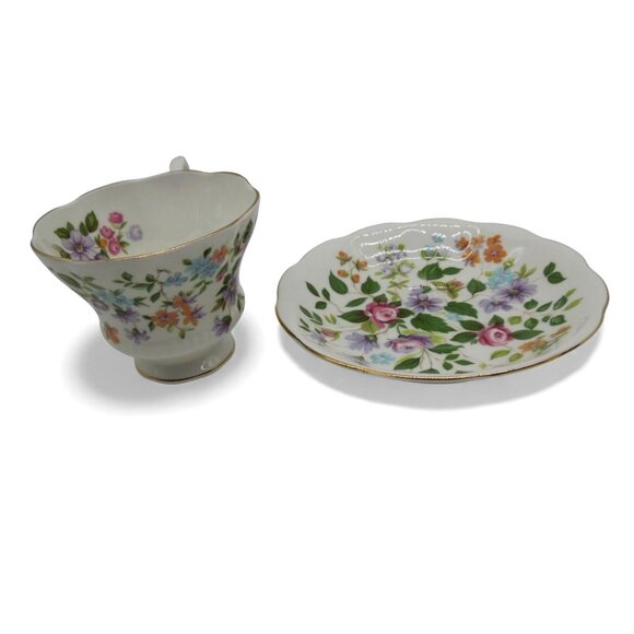 ROYAL ALBERT Floral Teacup & Saucer Set Bone China Gold Trim England Vintage - Picture 6 of 10